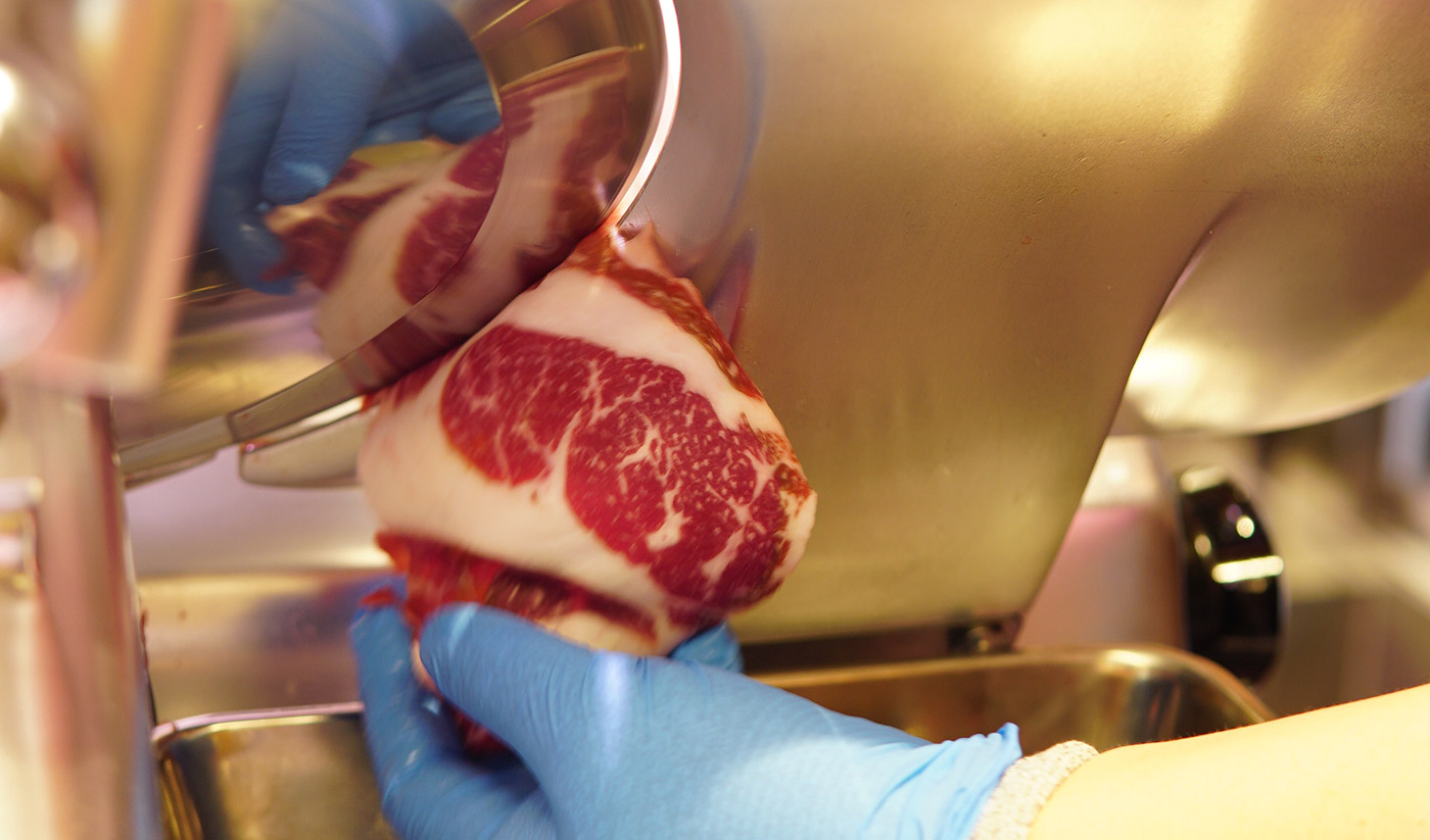 肉を切る